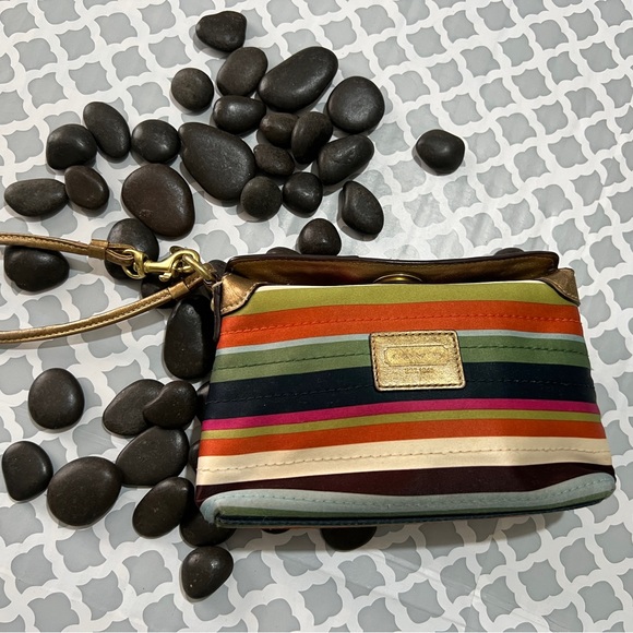 COACH vintage stripe wristlet has some ink marks in the inside see pictures - Picture 3 of 14